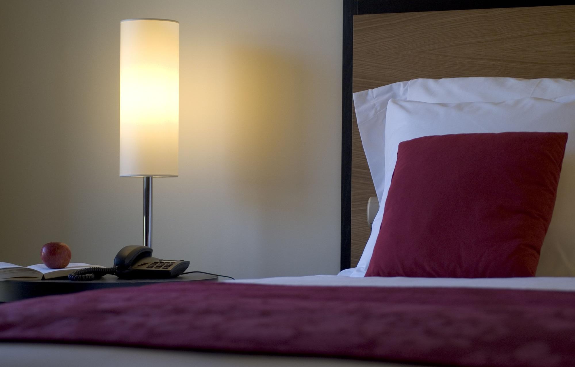 페스타나 카지노 파크 호텔 앤드 카지노 푼샬 외부 사진 A lamp on a bedside table