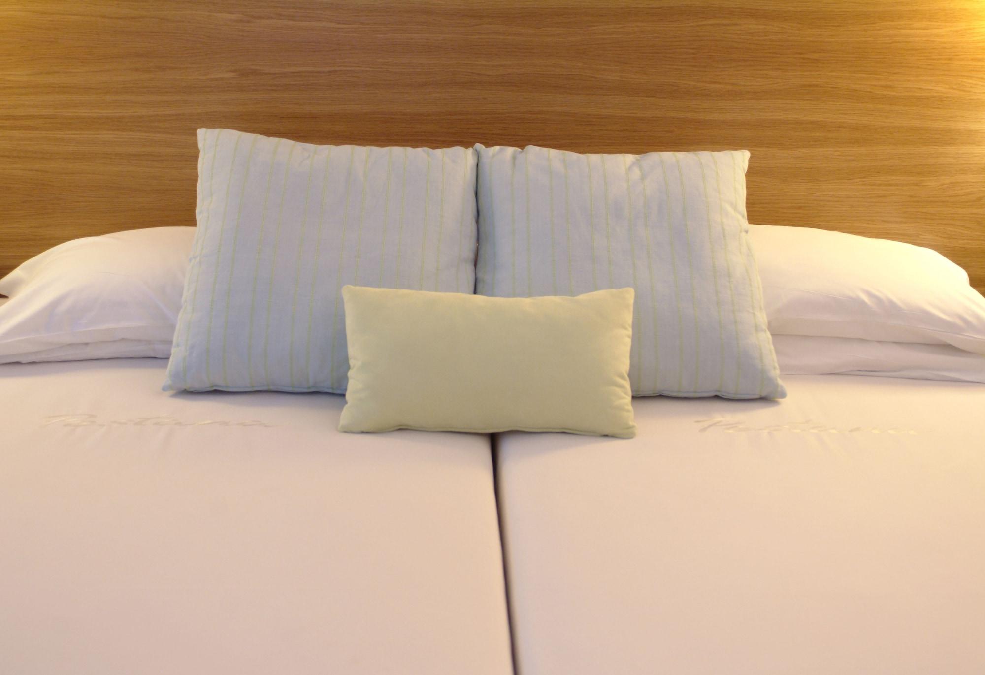 페스타나 카지노 파크 호텔 앤드 카지노 푼샬 외부 사진 Pillows on a bed