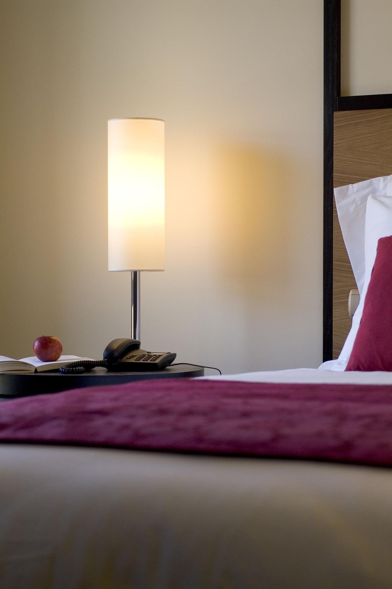 페스타나 카지노 파크 호텔 앤드 카지노 푼샬 외부 사진 A lamp on a bedside table