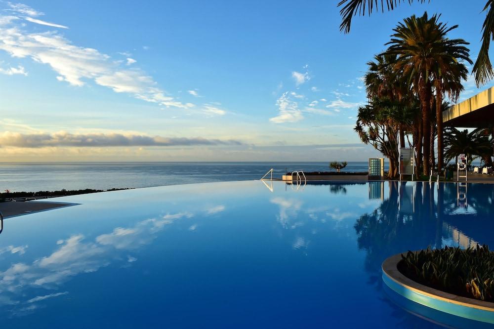 페스타나 카지노 파크 호텔 앤드 카지노 푼샬 외부 사진 Infinity pool at the Sheraton Maldives Resort & Spa